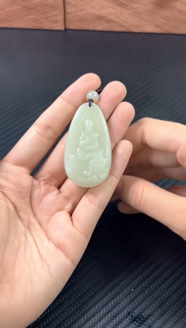 吊坠(赠链)未镶嵌和田玉且末微色差迪克兰二细