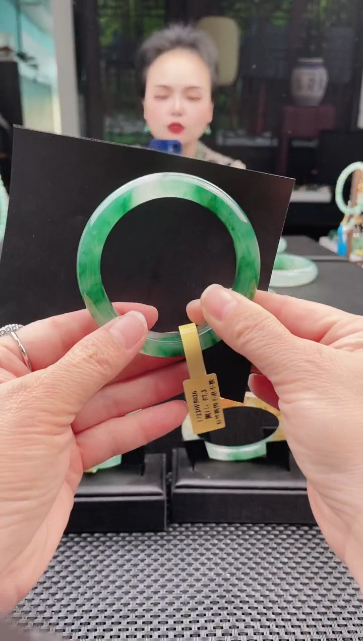 未镶嵌手镯石英质玉（非洲翠）手镯