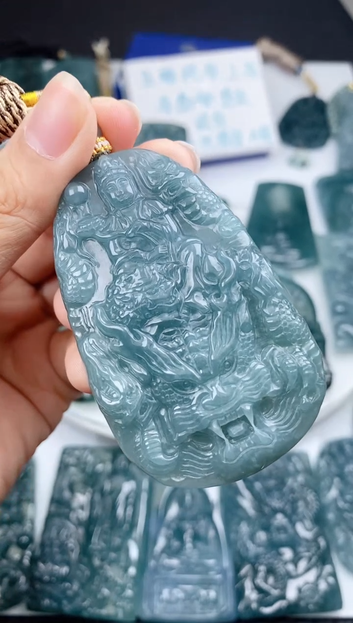 翡翠未镶嵌颈饰1