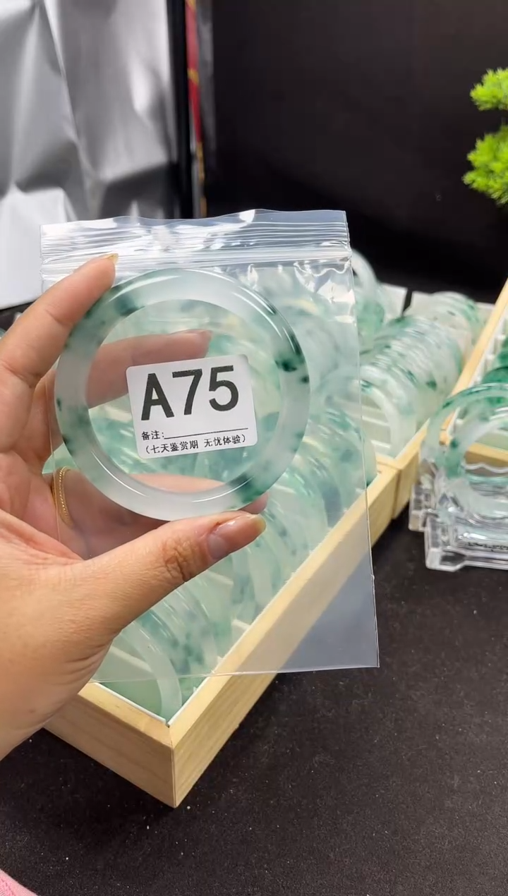 【闪购商品】石英岩玉手镯未镶嵌A75