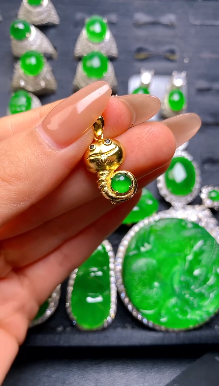 【闪购商品】翡翠吊坠(赠链)未镶嵌小吊坠