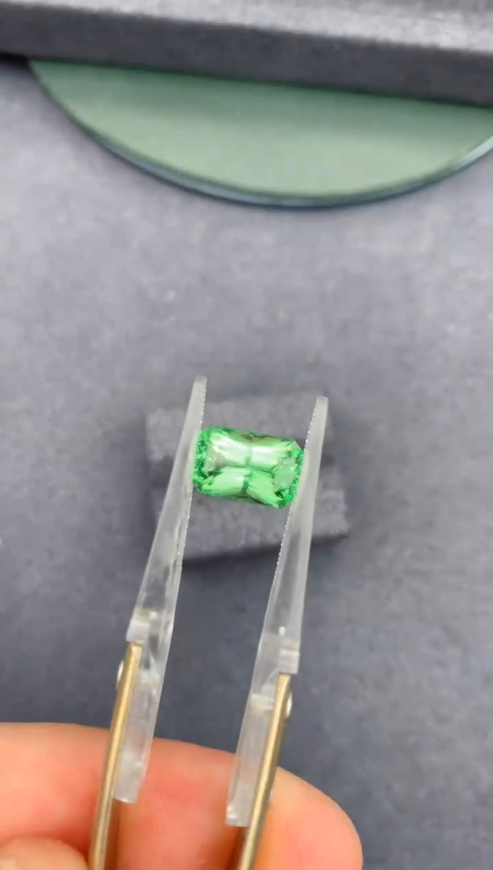 【闪购商品】石榴石裸石未镶嵌3.1ct沙弗莱