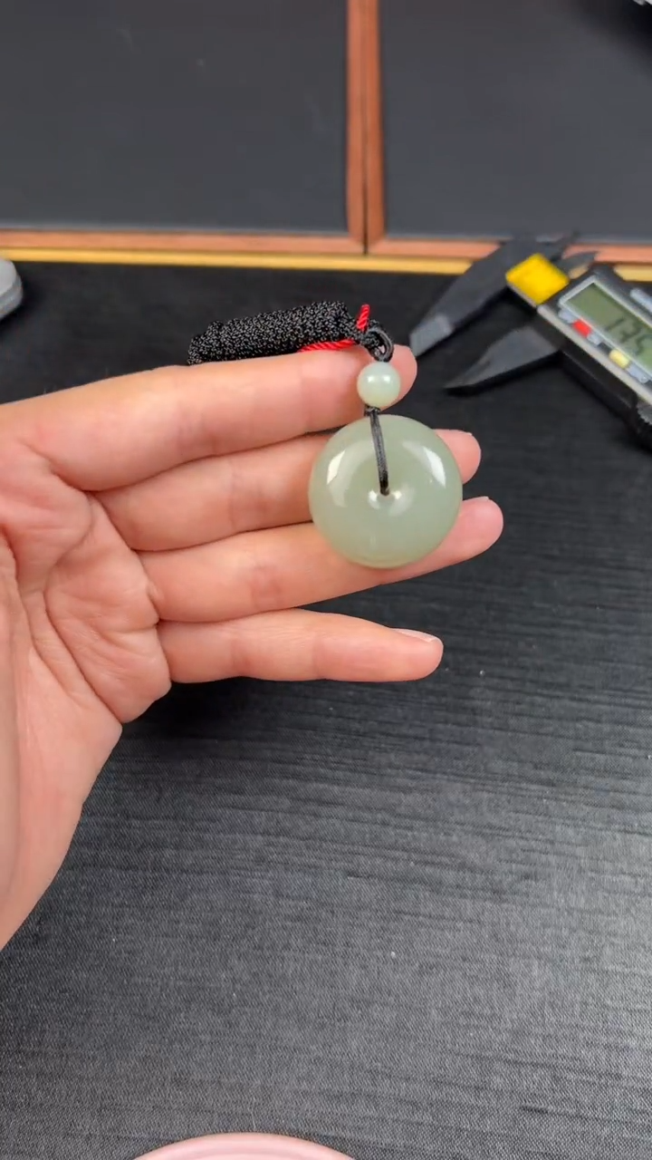 【闪购商品】和田玉吊坠(赠链)未镶嵌且末微色差近矿
