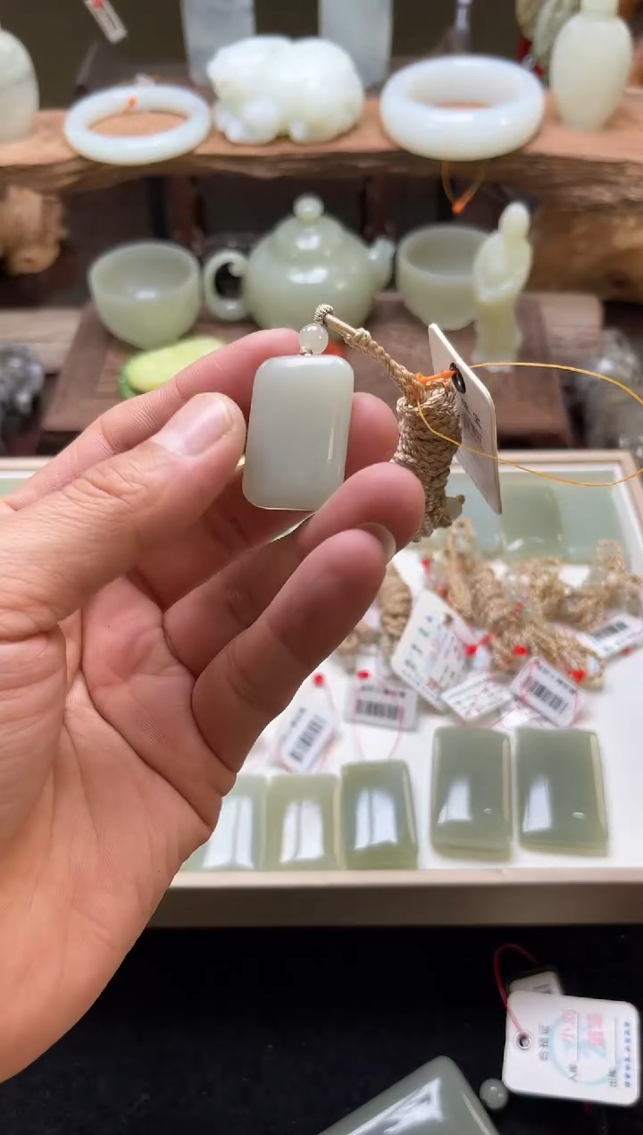 【闪购商品】和田玉吊坠未镶嵌且末迪克兰 光面无事牌31046