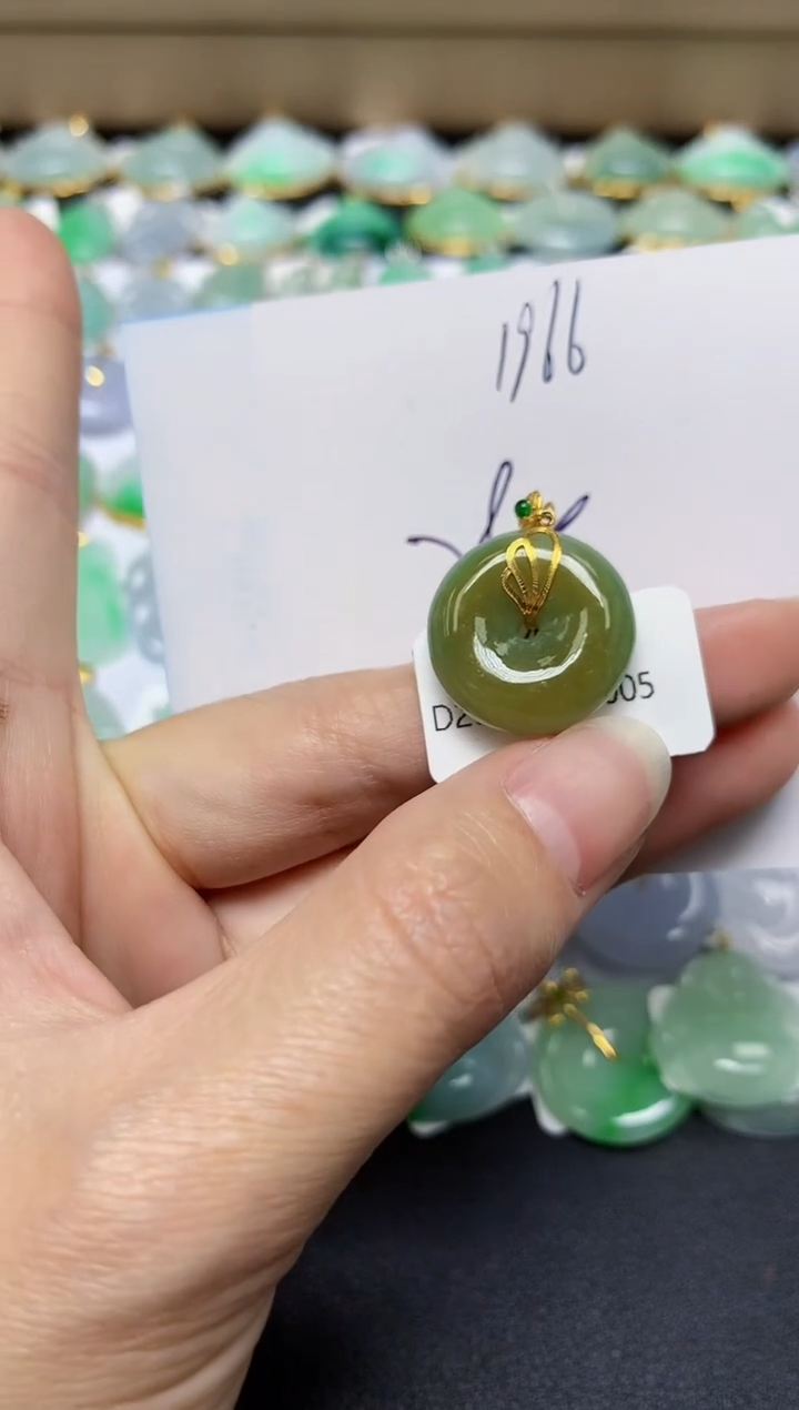 翡翠18K金镶嵌颈饰天然翡翠A货