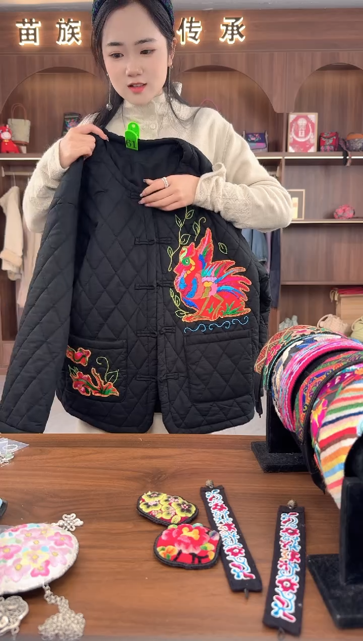 刺绣小*心扶光苗绣传承L61