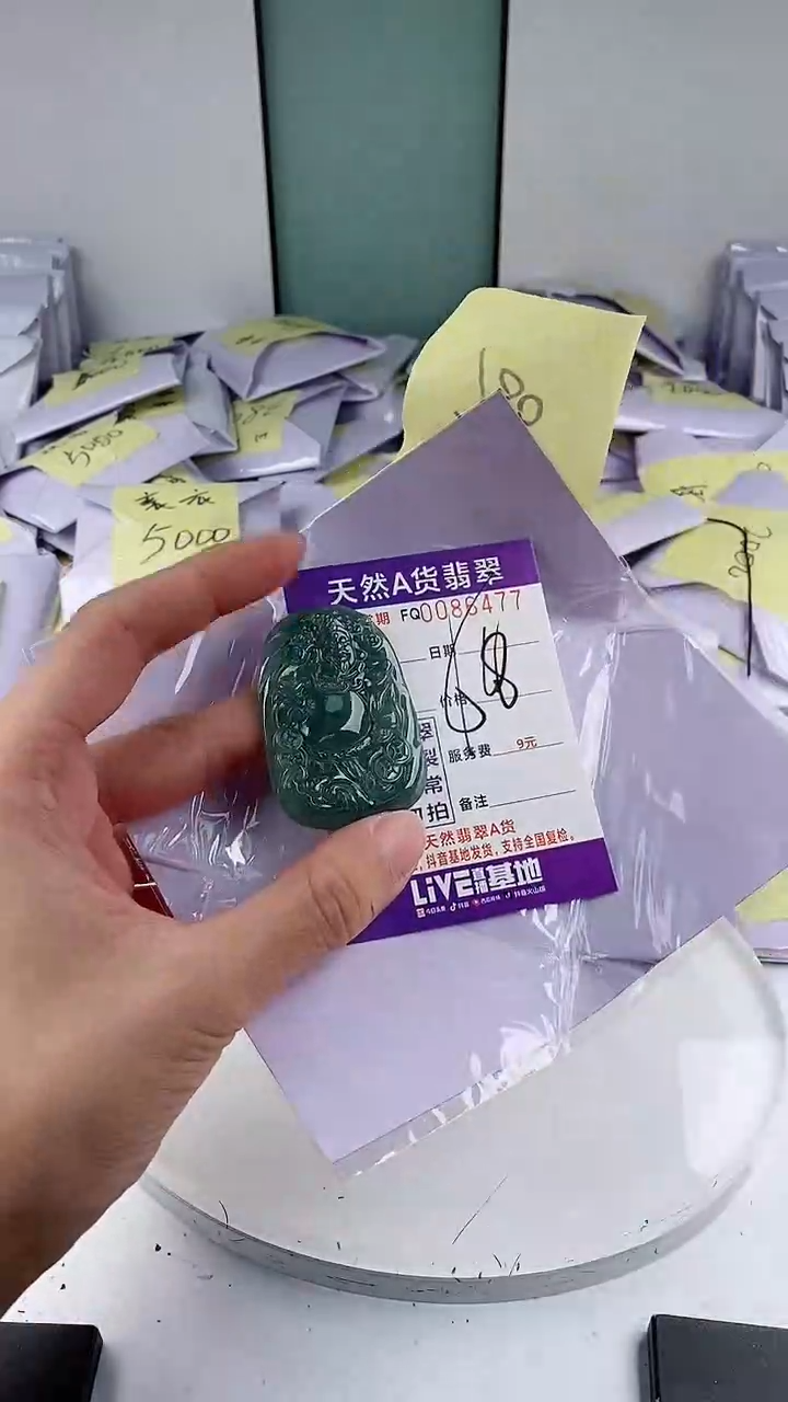 翡翠未镶嵌颈饰                  