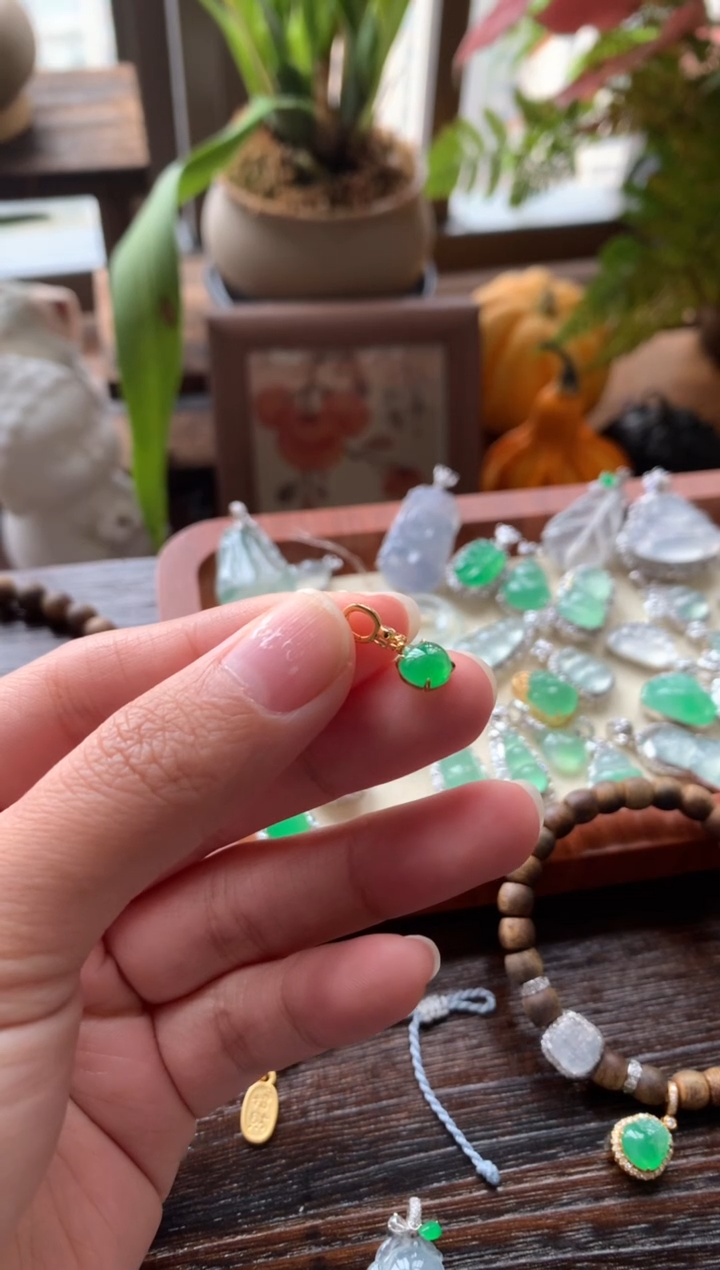 颈饰未镶嵌翡翠小桃子