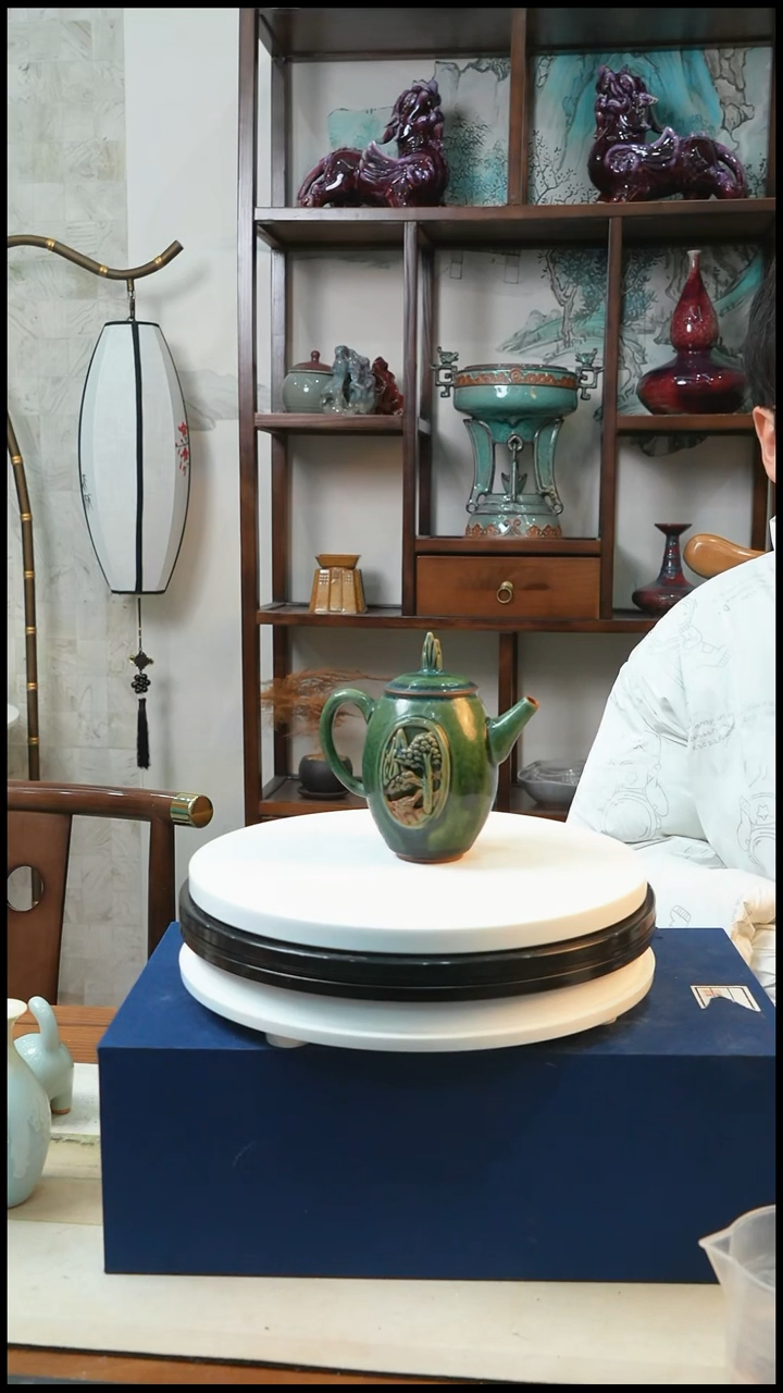 钧瓷苔藓绿迎客松壶