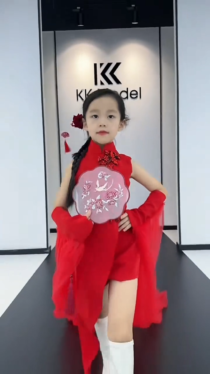 120码带纱和珍珠链条红色旗袍艺桐轩儿童潮服