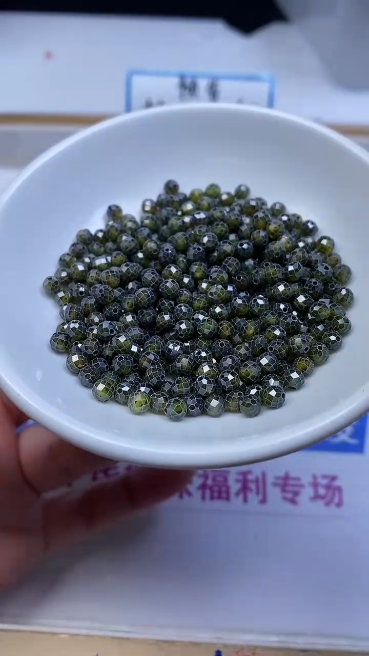 未镶嵌天然锆石散珠D279 绿锆石切面4mm25颗6.8元