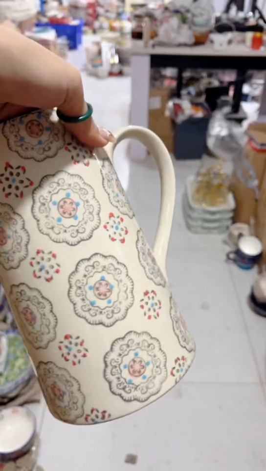 瓷釉下彩壶1只 微瑕