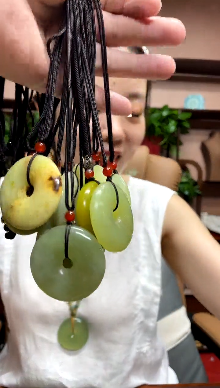 岫玉未镶嵌吊坠多样性发货发其中之一