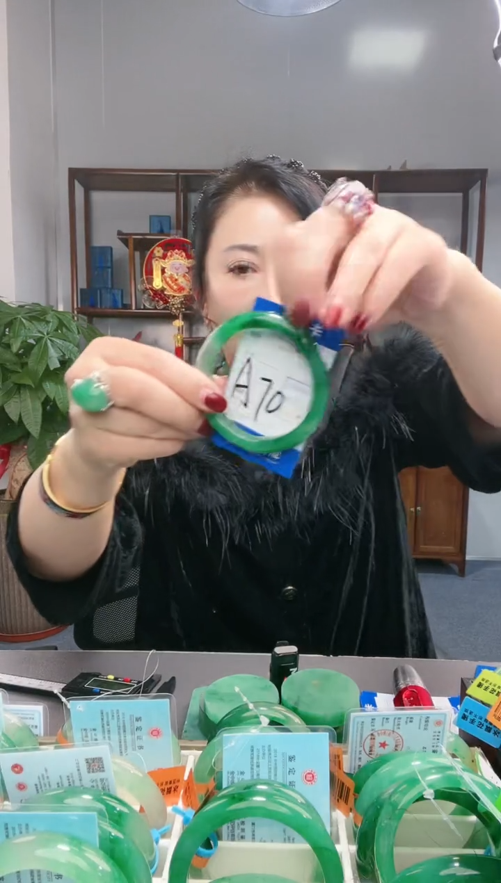 【闪购商品】石英质玉手镯未镶嵌非洲翠