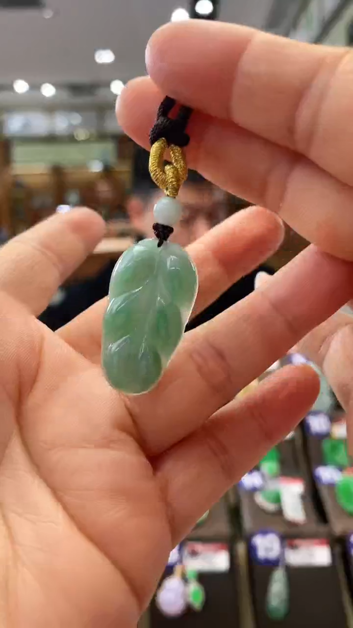 【闪购商品】翡翠颈饰未镶嵌叶子