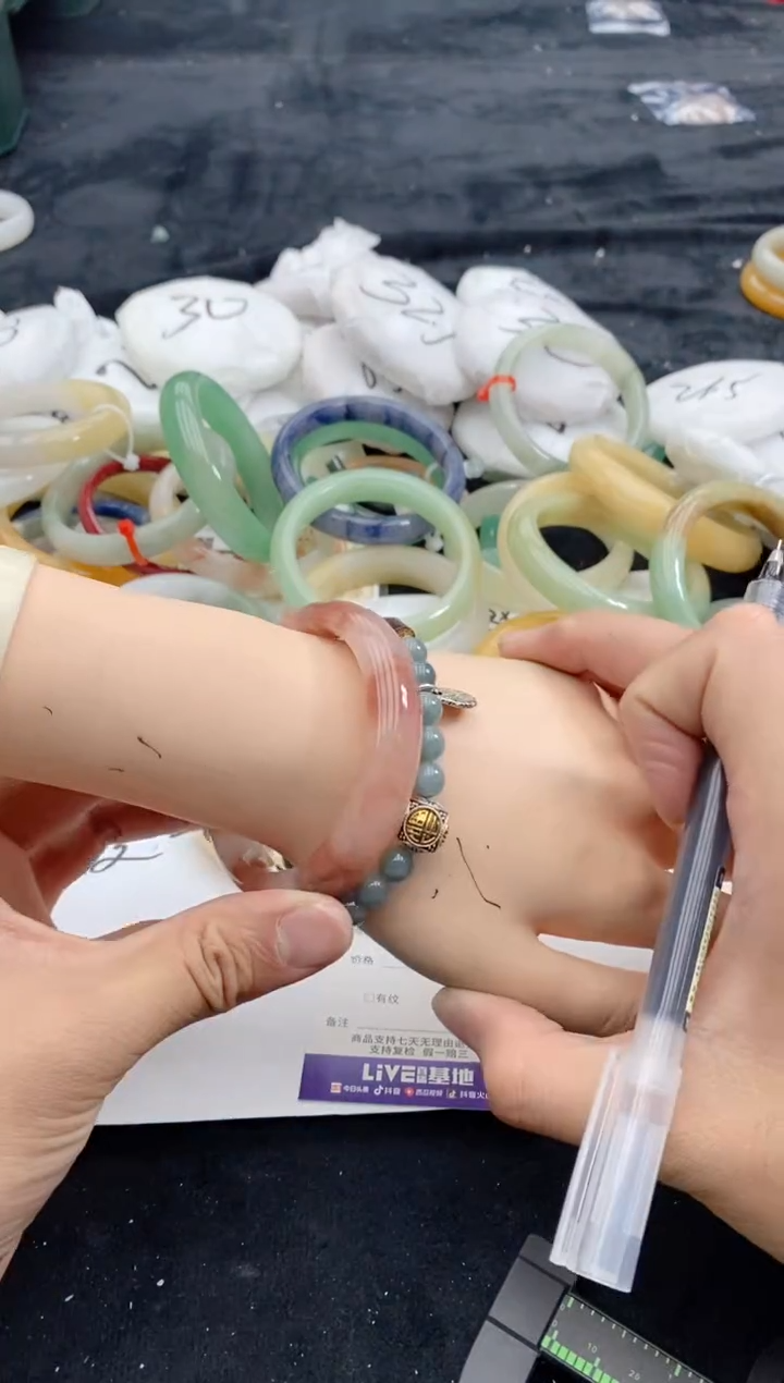 【闪购商品】石英质玉手镯未镶嵌108