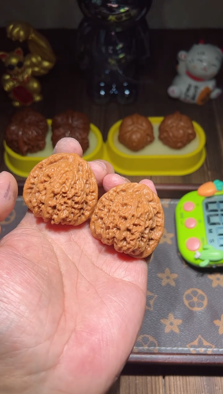 【闪购商品】文玩核桃把件三角疆