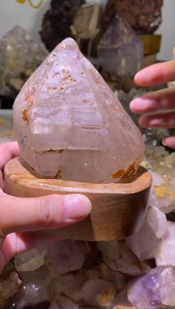 未镶嵌珠宝半成品水晶79号681g蟠桃紫骸骨水晶原石+底座