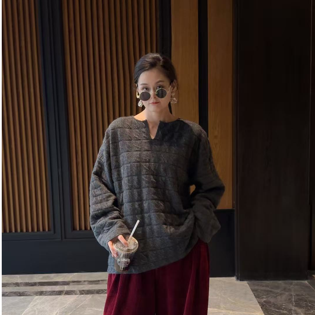 《华夫格》冬季新款加厚宽松圆领绵羊毛格纹针织套头衫