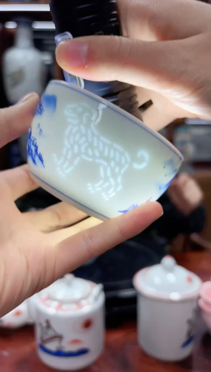 A33景德镇青花玲珑罗汉杯（狗）