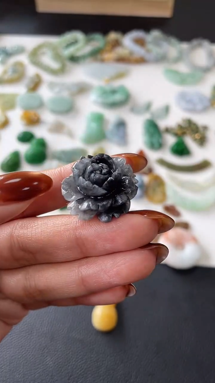 【闪购商品】定制翡翠未镶嵌25*11.7乌鸡牡丹300