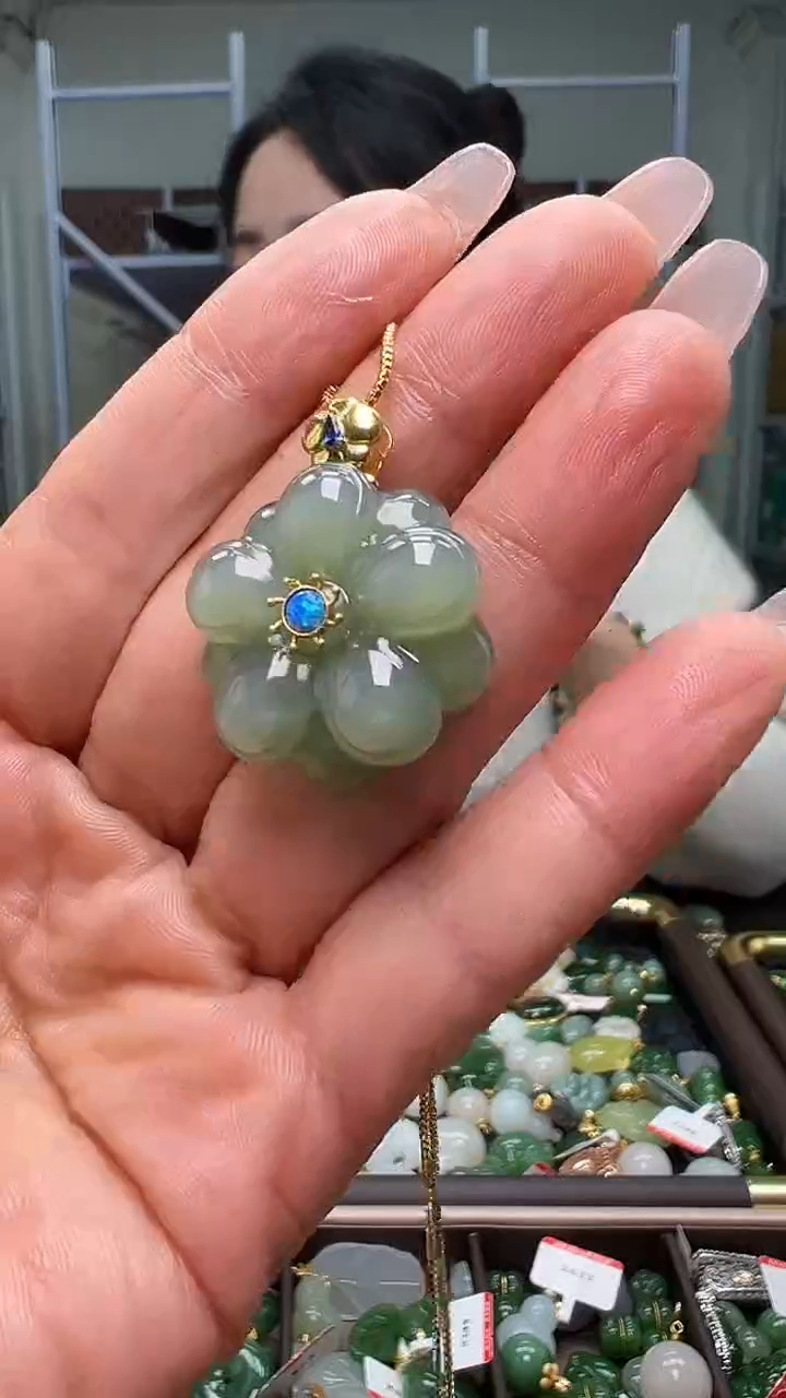 颈饰18K金镶嵌和田玉（多样性发货.发其一)12.13.84