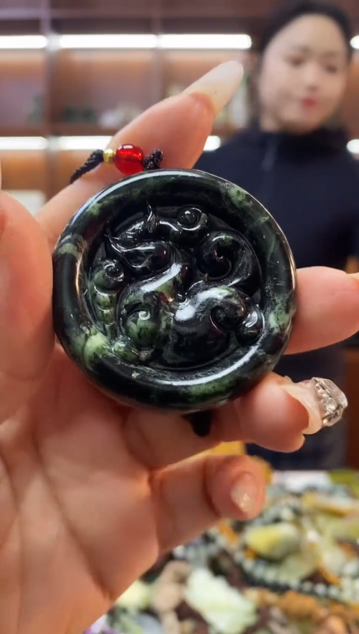 未镶嵌蛇纹石玉吊坠    