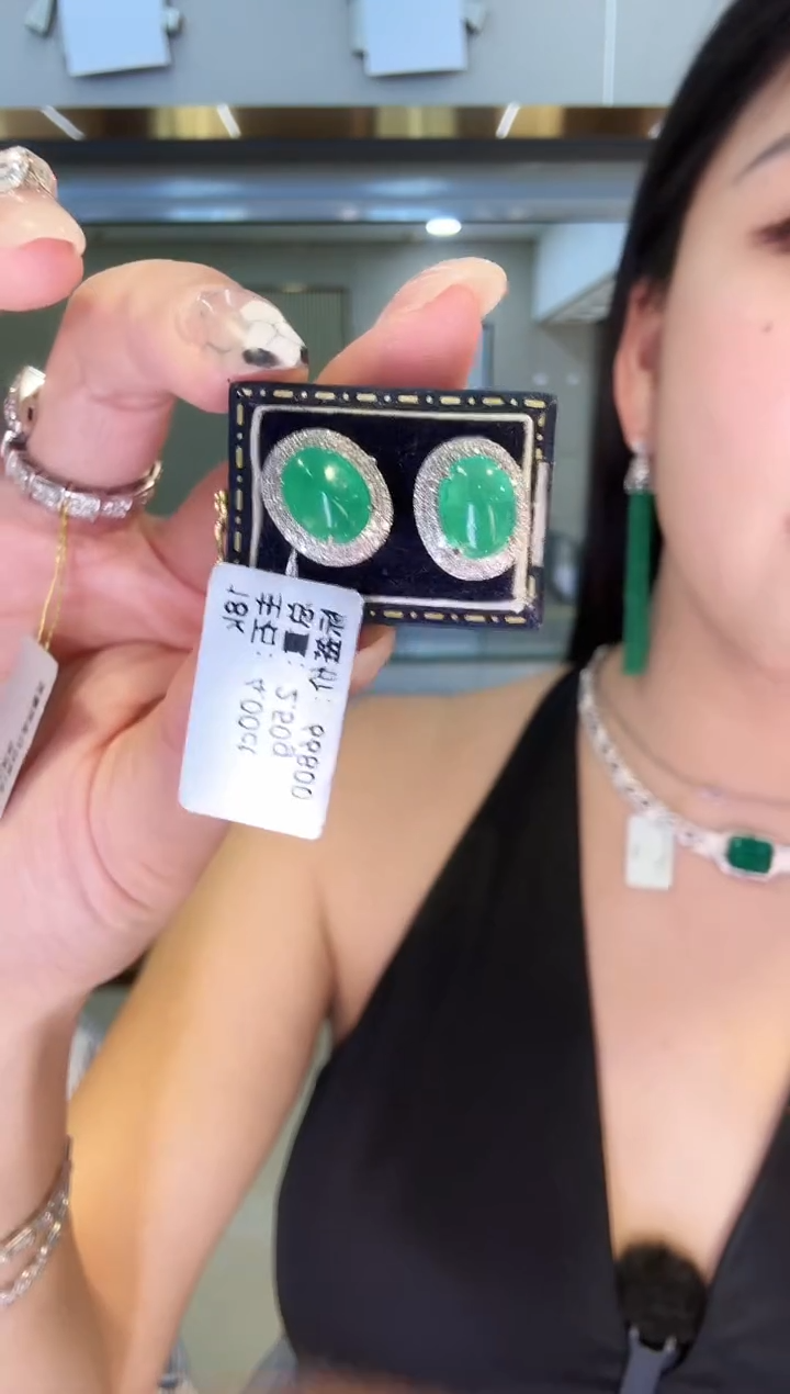 18K金镶嵌耳饰祖母绿4.00ct