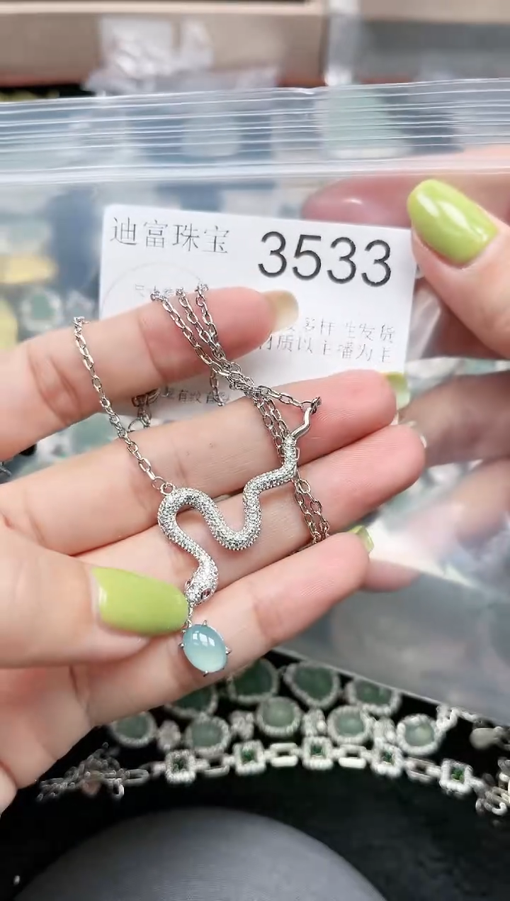 【闪购商品】翡翠颈饰未镶嵌赠皮绳3533