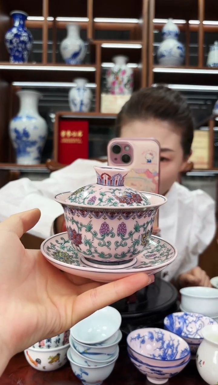 A35景德镇红稀稀缠枝宝相花三才盖碗