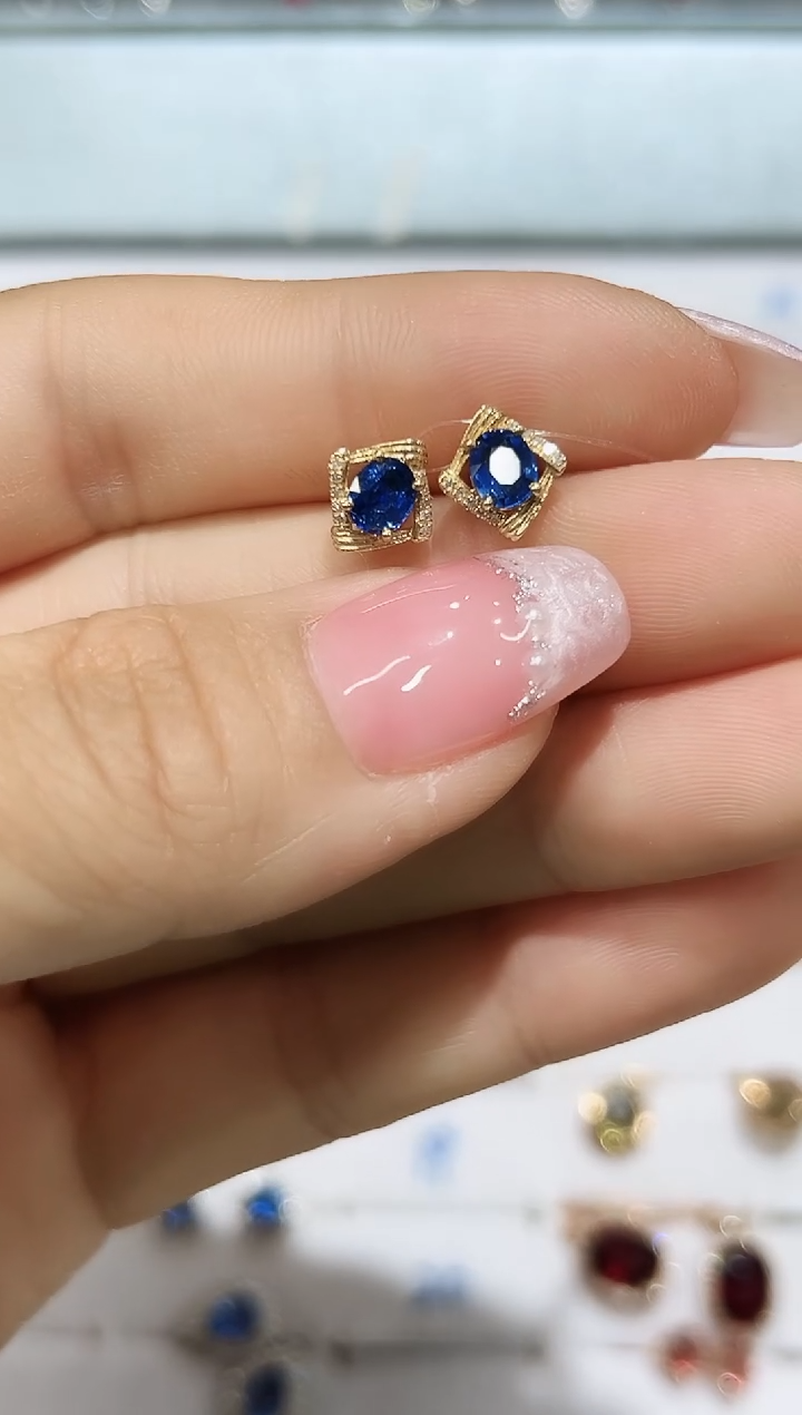 蓝宝石耳钉18K金镶嵌·