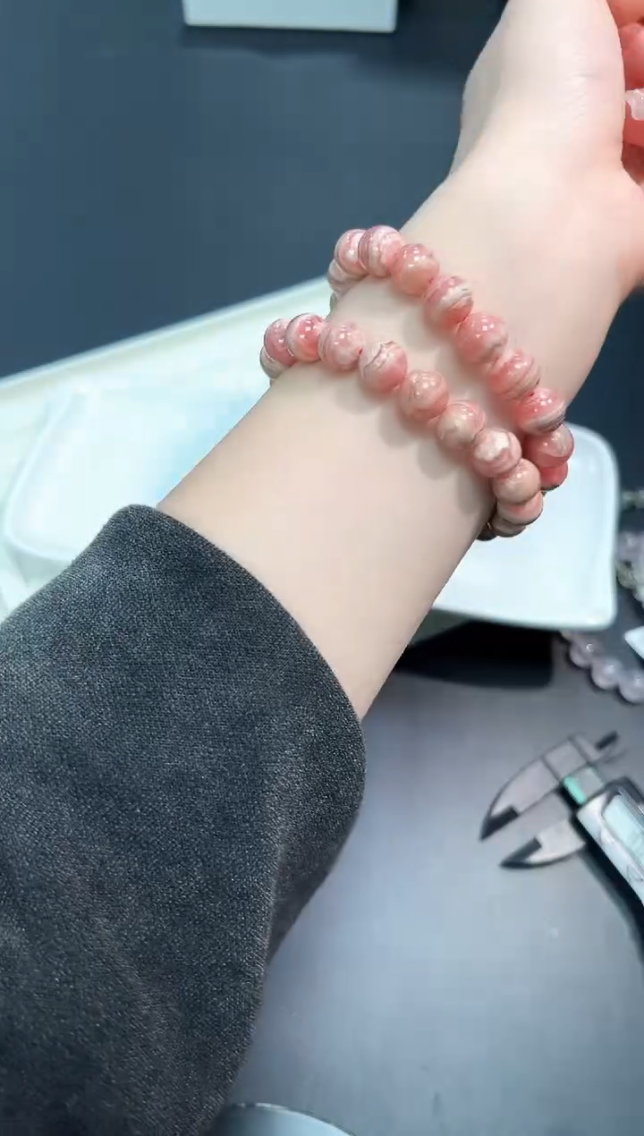 【闪购商品】菱锰矿（红纹石）手串未镶嵌88R多样性发其一/1条