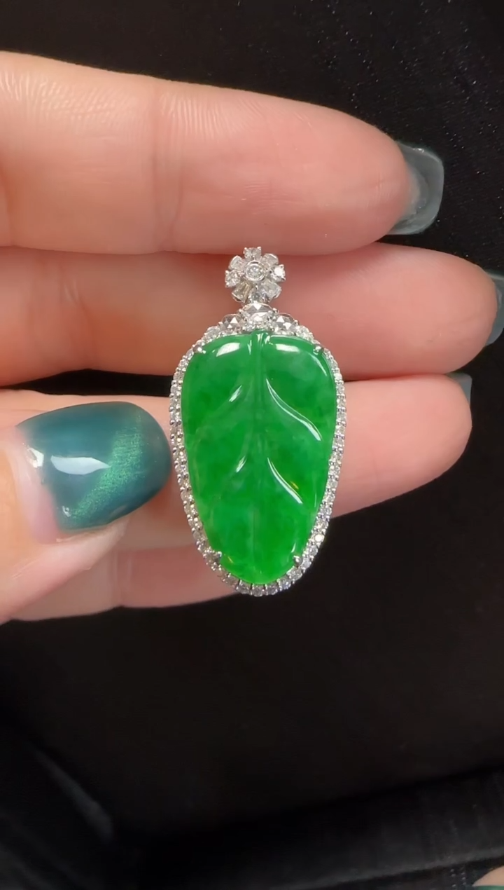 【闪购商品】翡翠颈饰18K金镶嵌242叶子一个