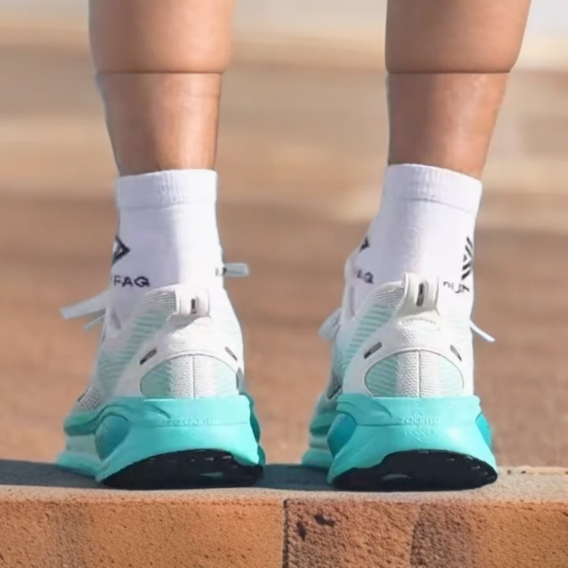 【618大促】登V18钥透气休闲拼色跑步青年男女厚底系带中跟网面鞋