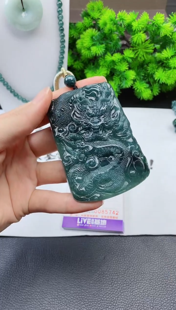 颈饰未镶嵌翡翠 