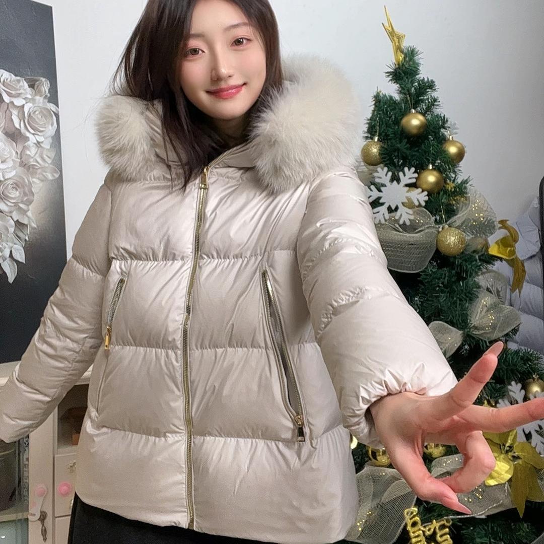 2025年秋冬新款娃娃款A字宽松版狐狸毛领鹅绒羽绒服