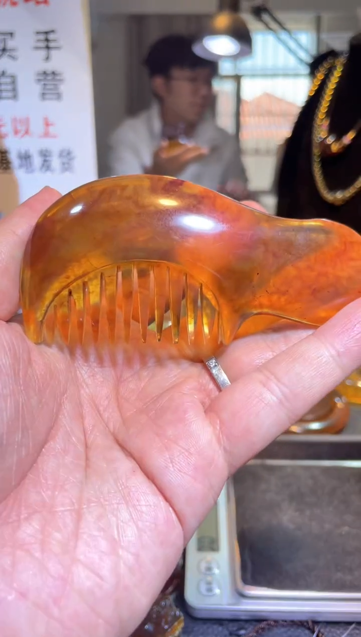 【闪购商品】琥珀裸石未镶嵌棕红灵草珀 梳子