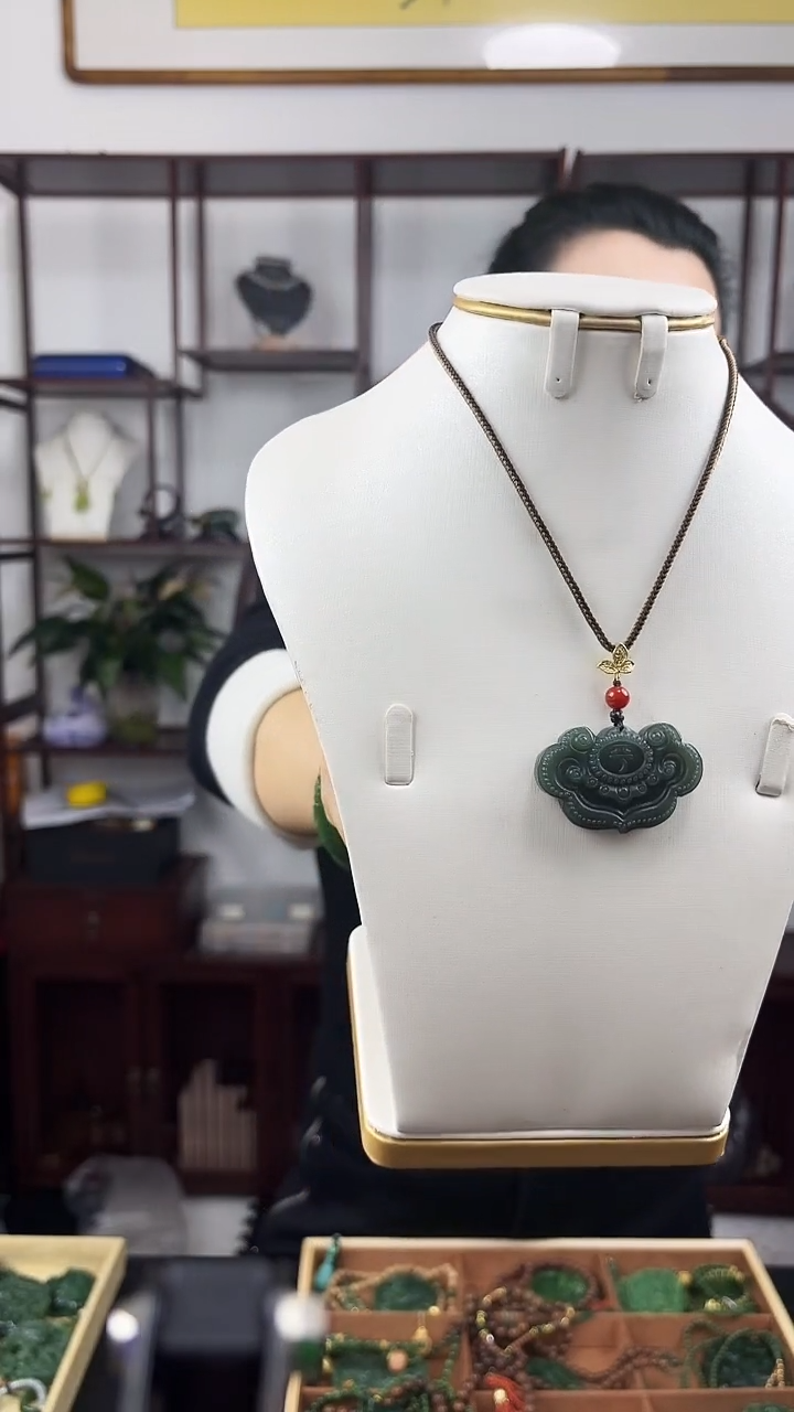 颈饰未镶嵌和田玉锁