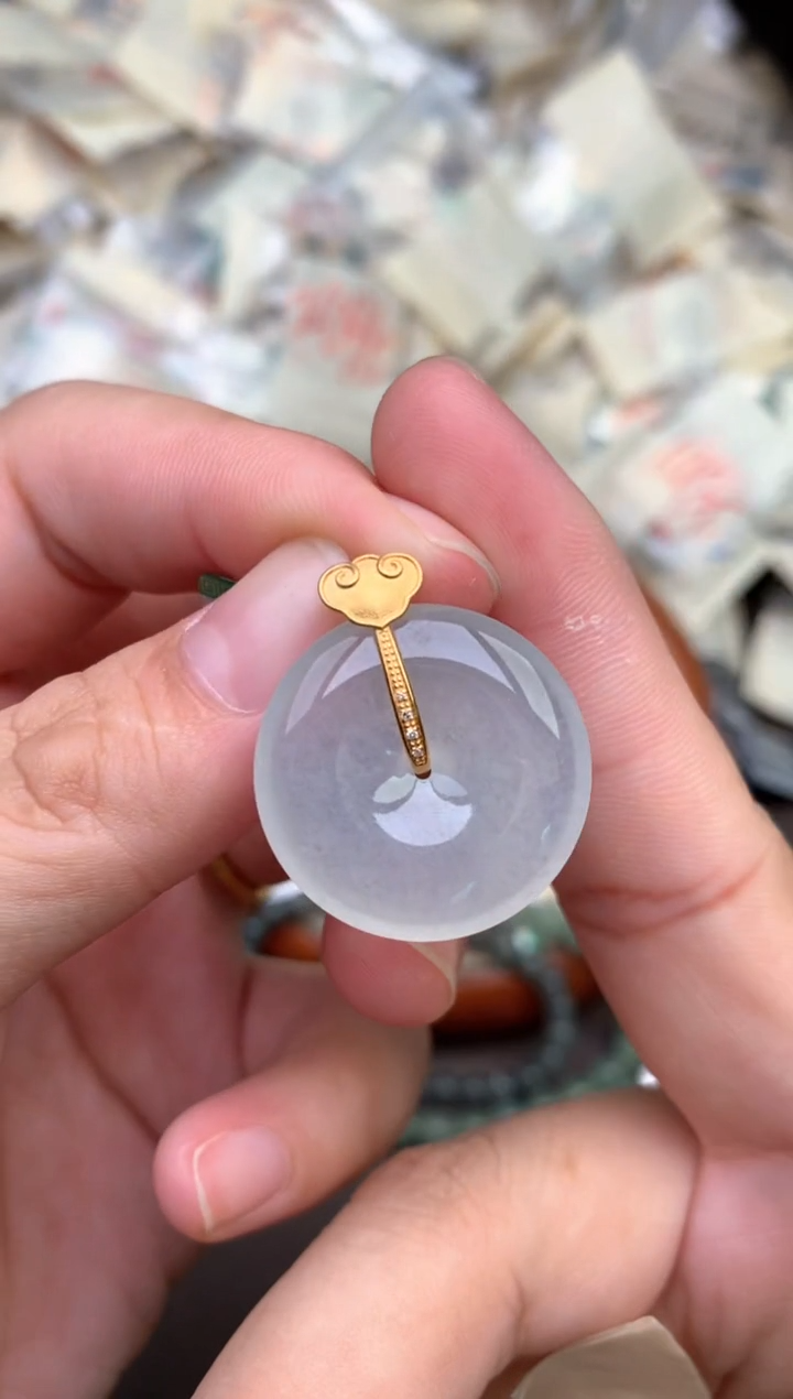 18K金镶嵌挂件翡翠— 