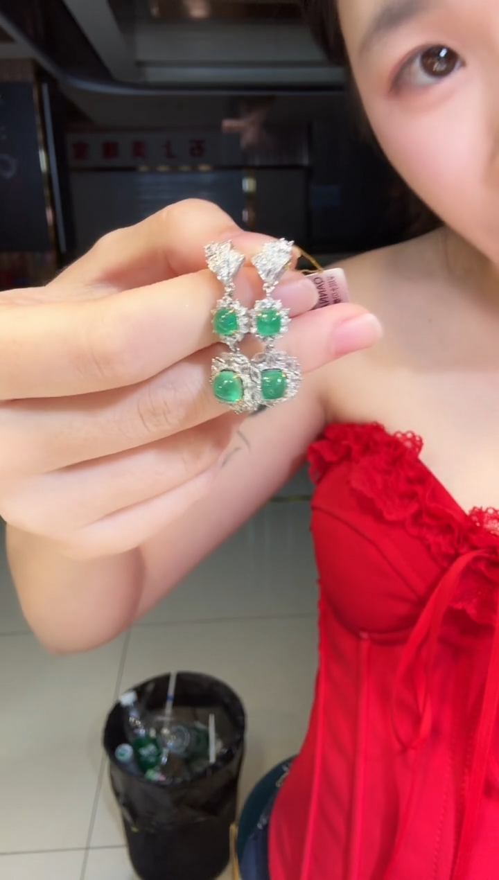 18K金镶嵌耳饰祖母绿3.50ct