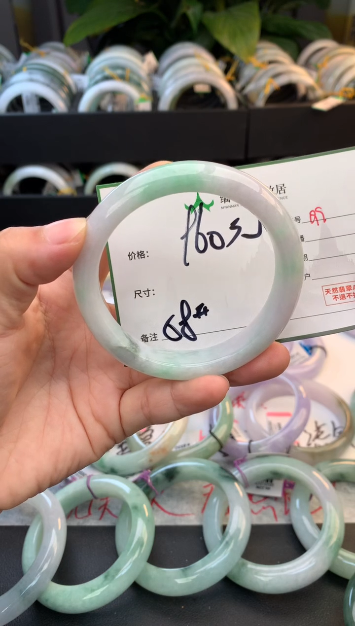 未镶嵌定制翡翠毛货需精细抛光+多人