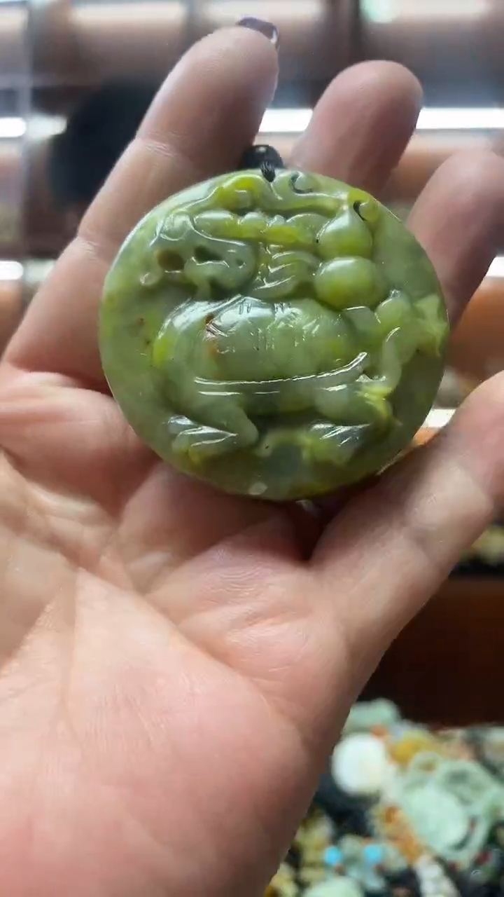 未镶嵌蛇纹石玉吊坠    