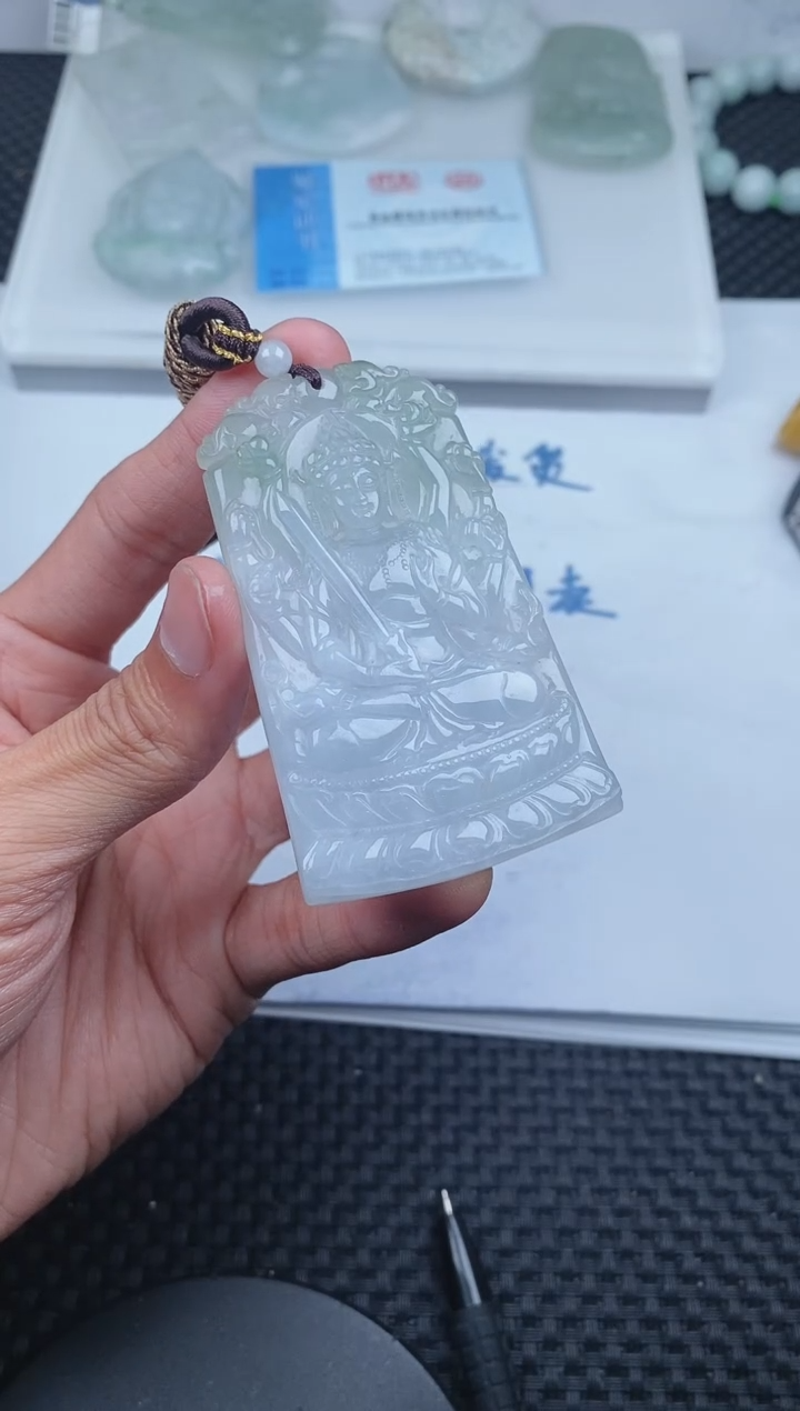 翡翠未镶嵌颈饰       71