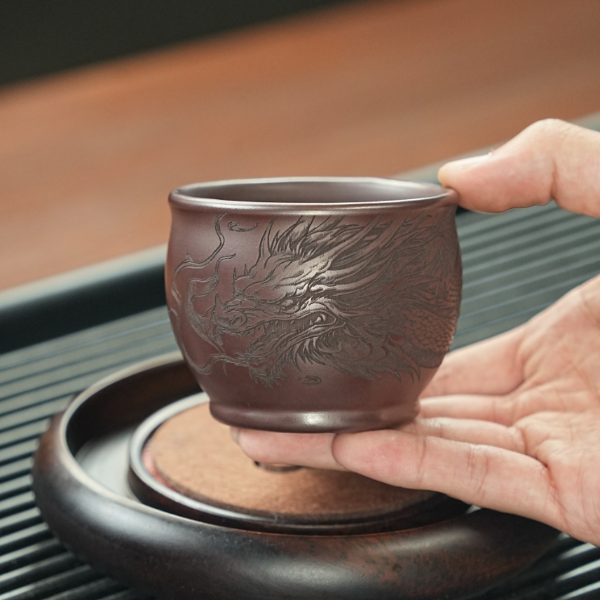 宜兴原矿龙血砂手工刻绘龙腾万里紫砂主人杯 GCL