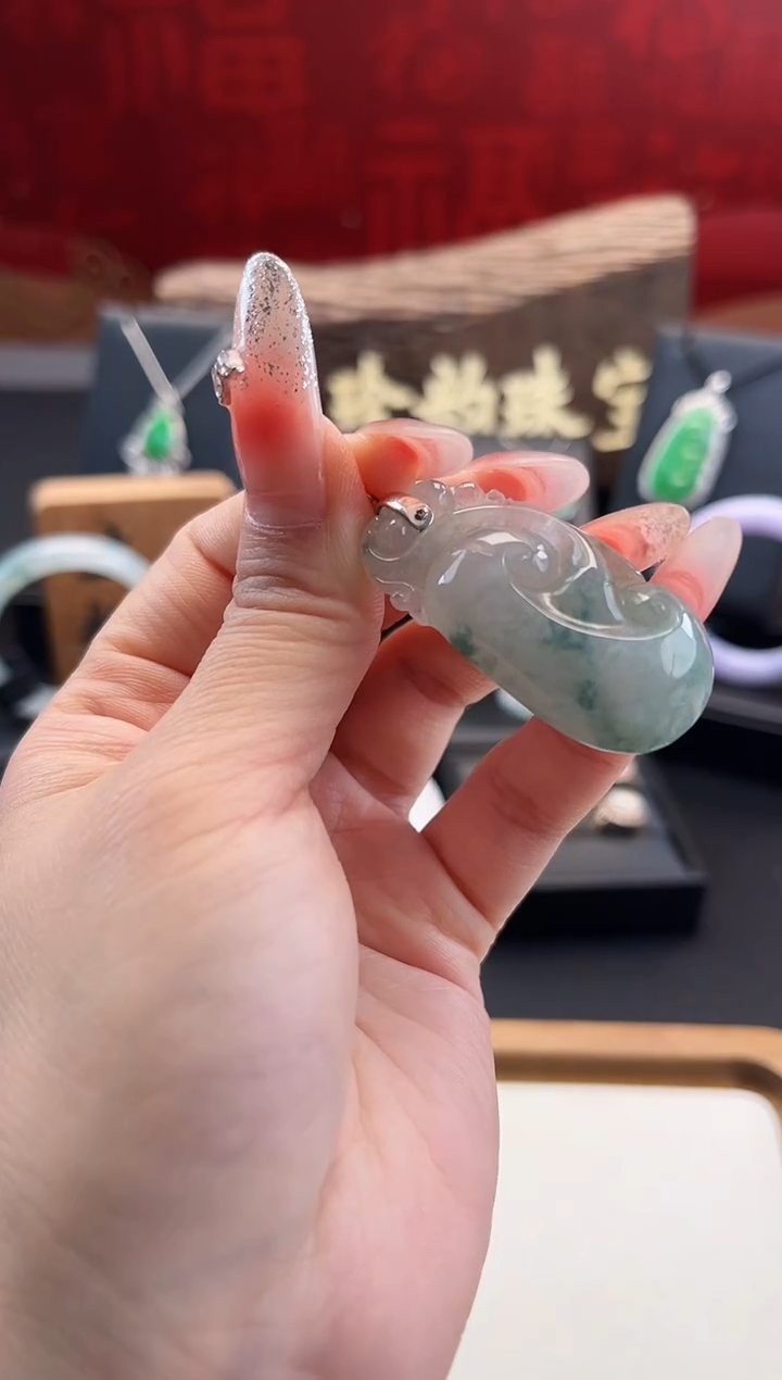 翡翠18K金镶嵌颈饰吊坠