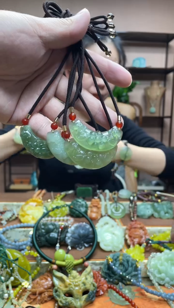 未镶嵌岫玉吊坠多样性发货发其中之一