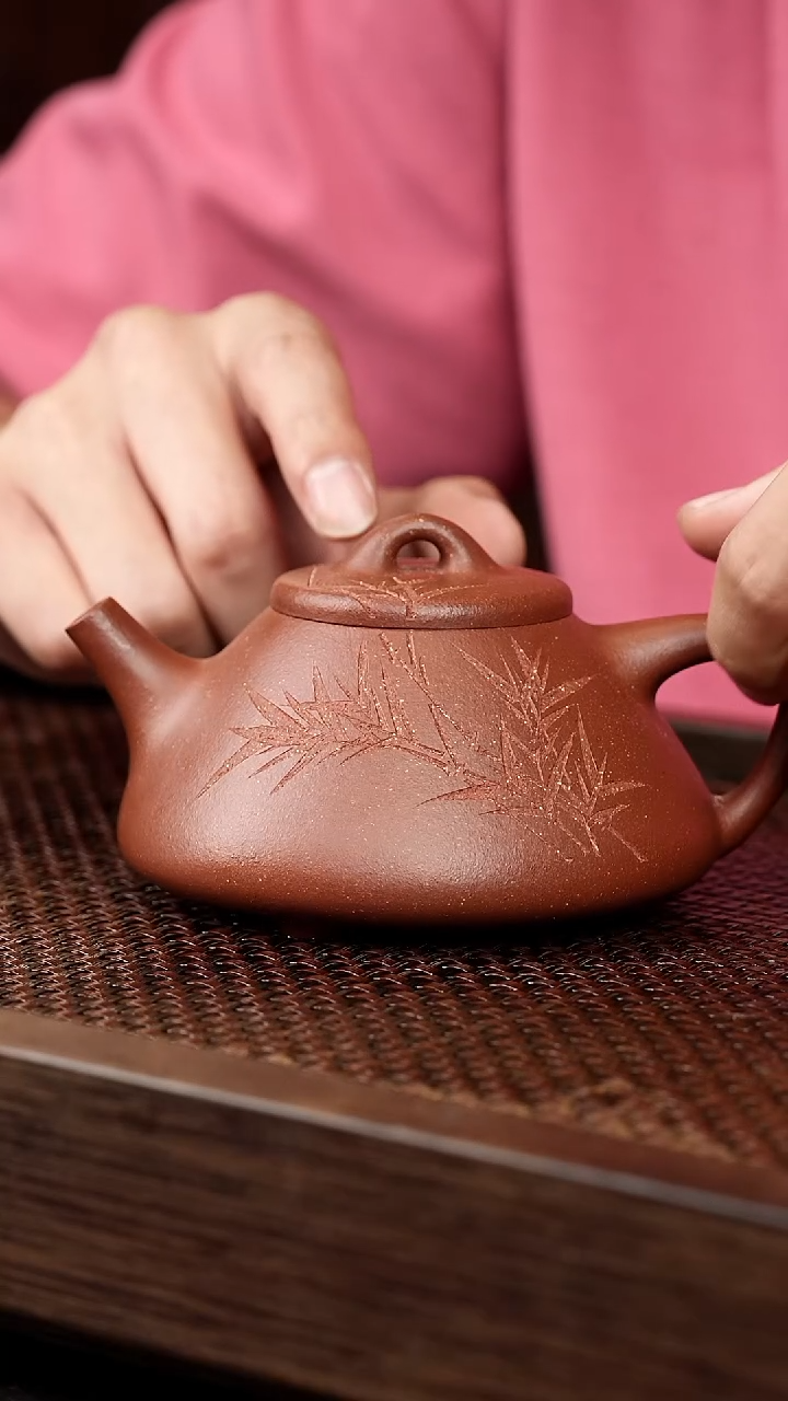 茶壶紫砂红降坡刻竹子冶