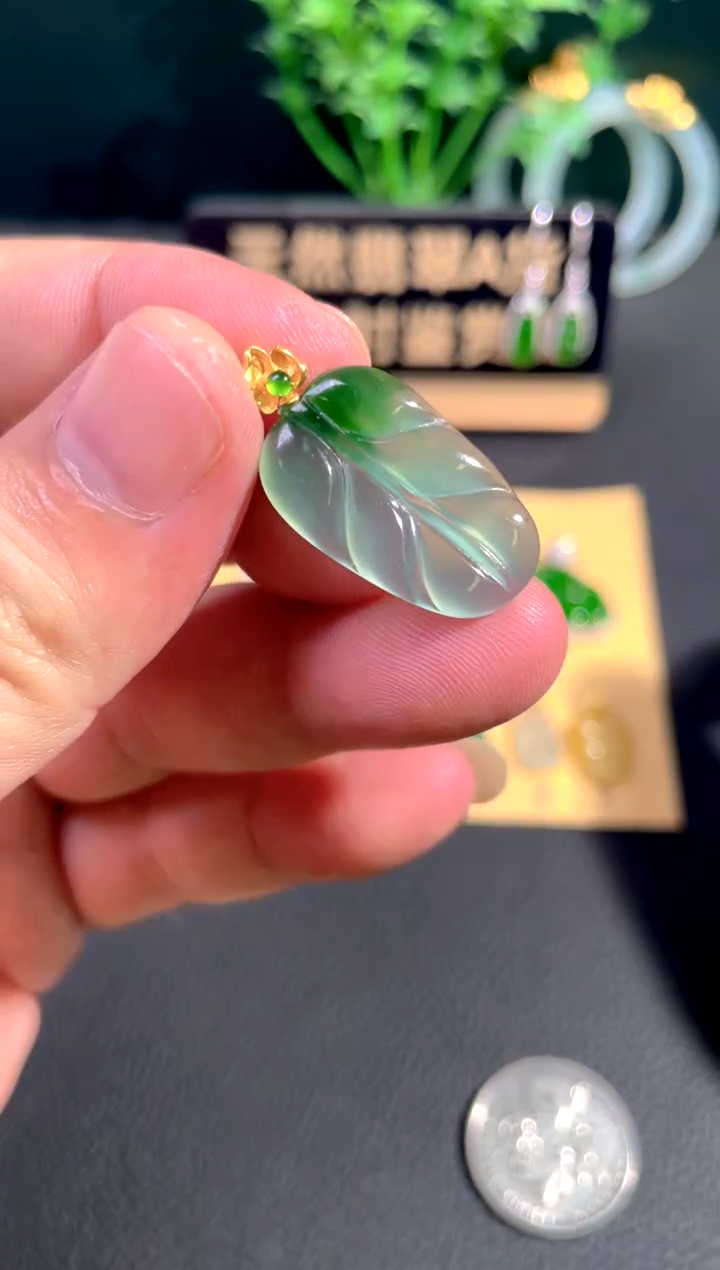 颈饰18K金镶嵌翡翠翡翠