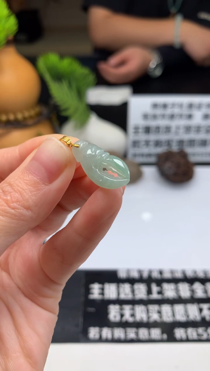 颈饰18K金镶嵌翡翠小**?---100195