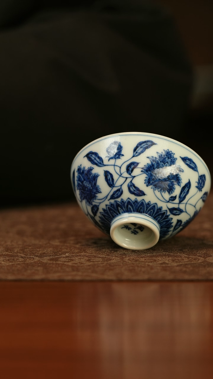 【闪购商品】林泉风月青花缠枝芍药主人杯